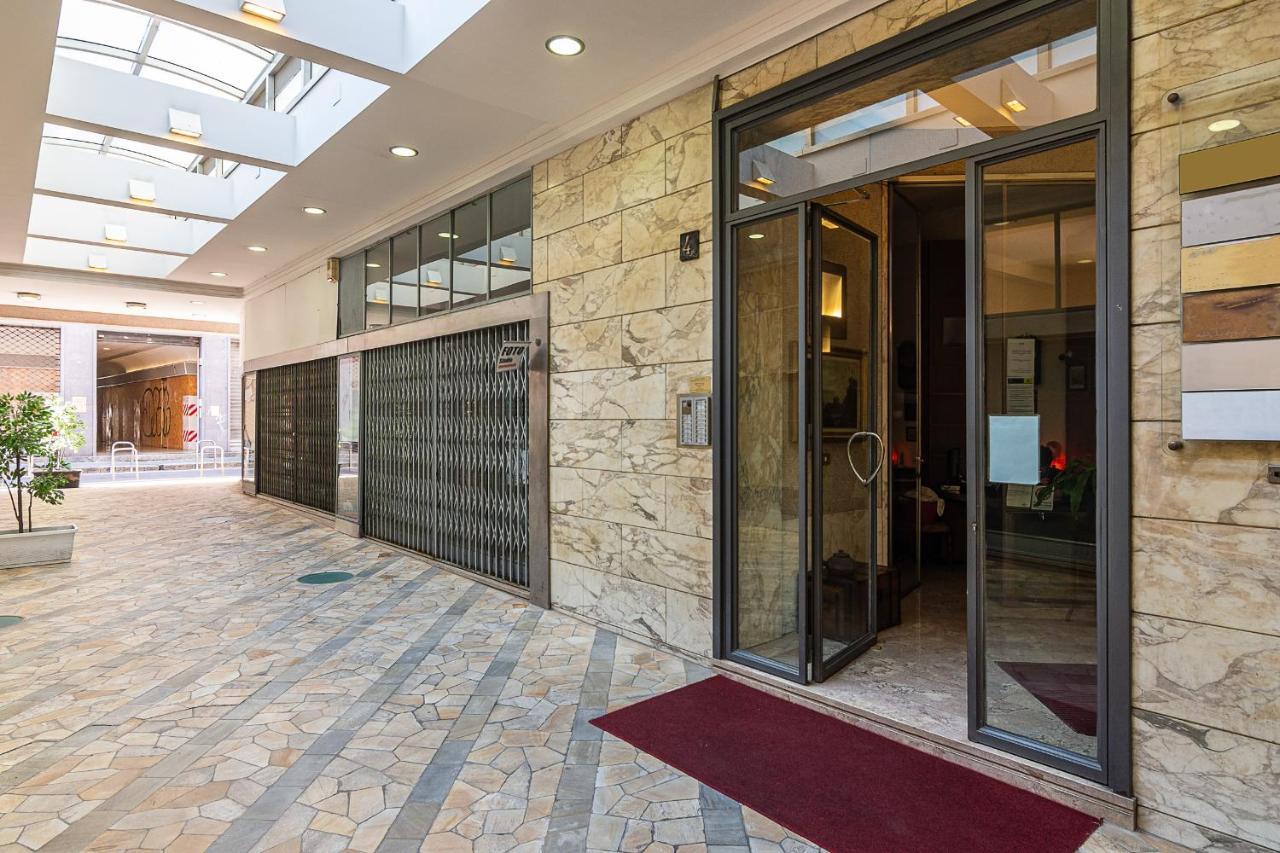 Classbnb - Two Apartments 400 Meters From The Duomo Милано Екстериор снимка