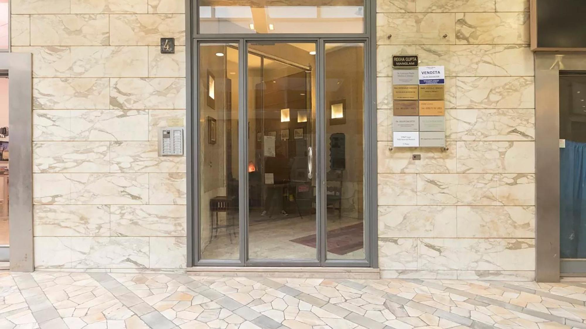 Classbnb - Two Apartments 400 Meters From The Duomo Милано Екстериор снимка